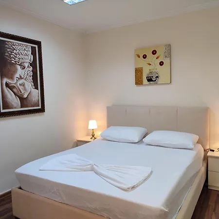 Center Apartment *